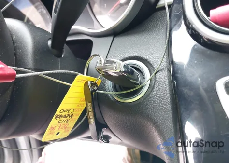 2015 Mercedes-Benz C 300 Luxury/Sport z USA, uszkodzony, nr VIN 55SWF4JB3FU074621